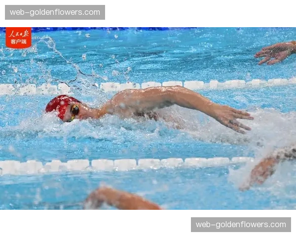 世界游泳锦标赛：潘展乐在男子100米自由泳决赛中刷新世界纪录夺冠
