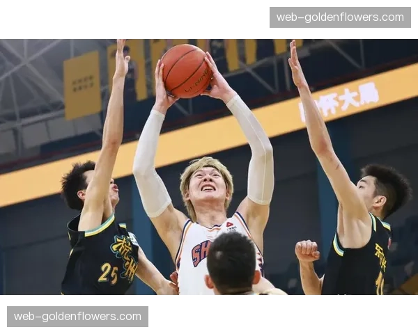 王哲林封盖后快攻扣篮，上海逆转比赛关键一防一攻